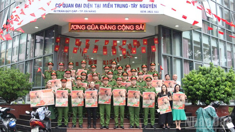 Cán bộ, chiến sĩ công an đến nhận phụ san.