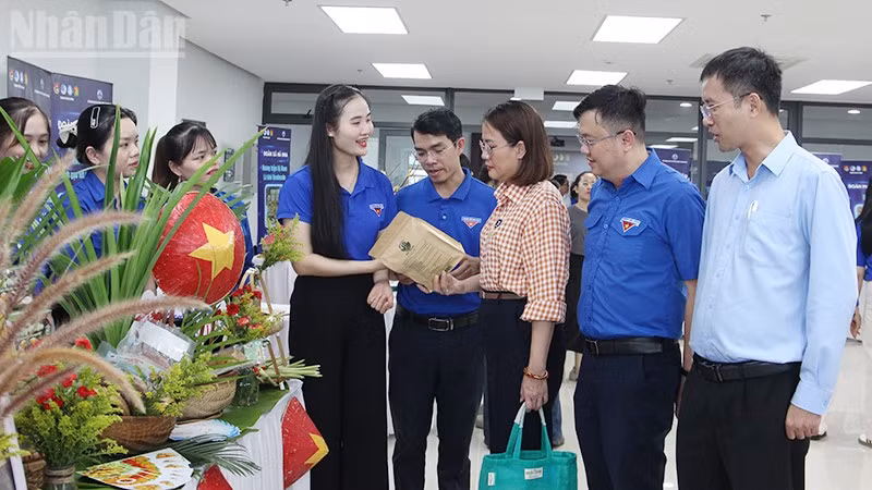 Tham quan các gian hàng, sản phẩm của đơn vị đoàn.
