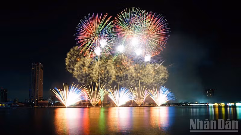 Màn trình diễn độc đáo của đội pháo tân binh Z121 Vina Pyrotech-Việt Nam.