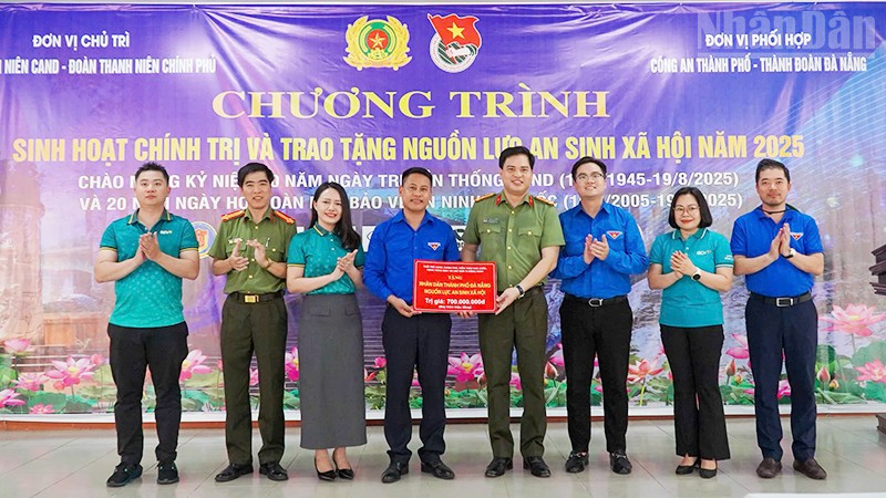 Trao tặng nguồn lực an sinh xã hội 700 triệu đồng.