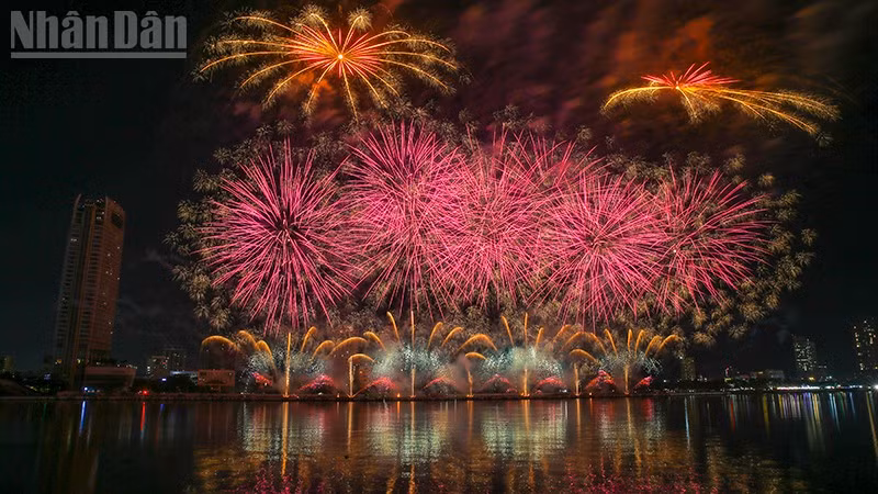 Pháo hoa của đội Việt Nam trong đêm chung kết.