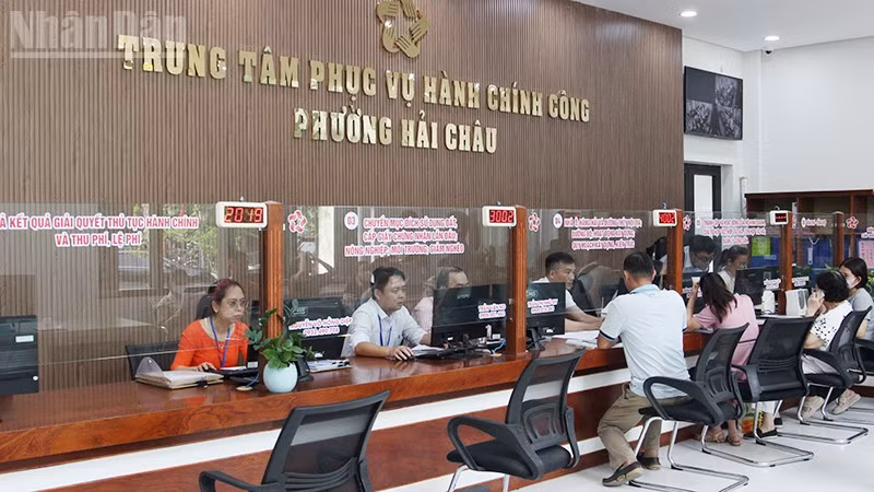 Người dân, doanh nghiệp làm thủ tục hành chính tại phường Hải Châu.