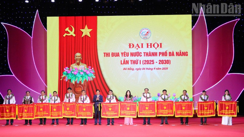 Lãnh đạo Thành ủy Đà Nẵng trao tặng Cờ thi đua của Chính phủ cho các tập thể.
