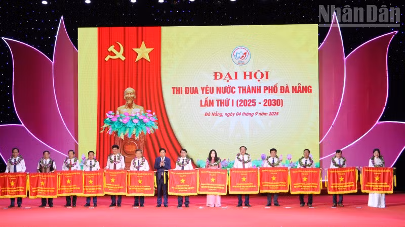 Lãnh đạo Thành ủy Đà Nẵng trao tặng Cờ thi đua của Chính phủ cho các tập thể.