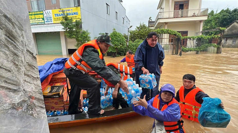 Sư đoàn 315 vận chuyển nhu yếu phẩm, nước uống đến bà con vùng lũ.