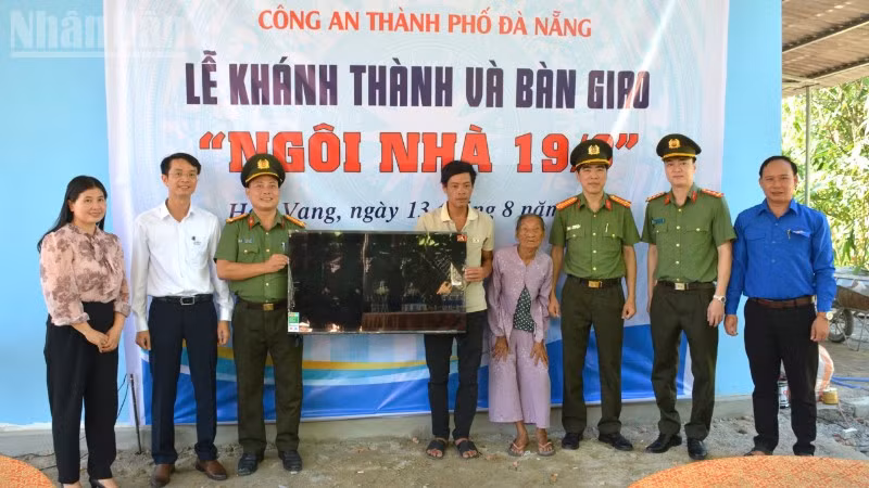 Trao tặng quà cho gia đình bà Huỳnh Thị Nhàn.