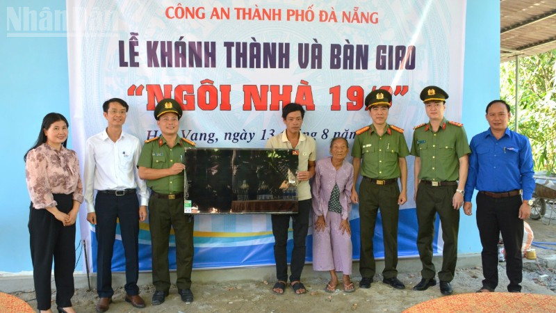 Trao tặng quà cho gia đình bà Huỳnh Thị Nhàn.