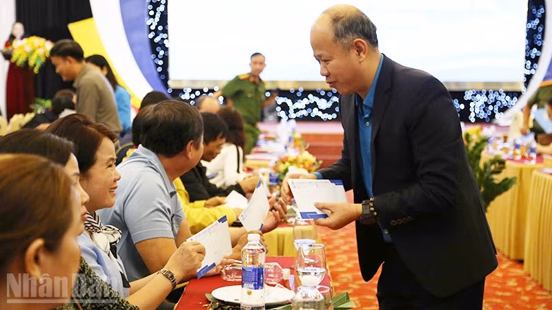 Ban tổ chức tặng quà Tết cho Ban điều hành Tổ công nhân tự quản khu nhà trọ.