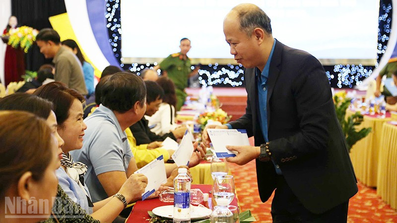 Ban tổ chức tặng quà Tết cho Ban điều hành Tổ công nhân tự quản khu nhà trọ.