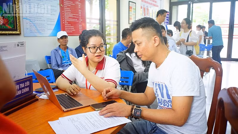 Sinh viên tình nguyện ngành công nghệ thông tin về hỗ trợ các xã, phường.