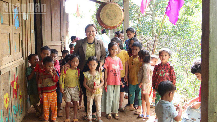 Cô giáo Hồng My cùng học trò tại điểm trường Răng Chuỗi.