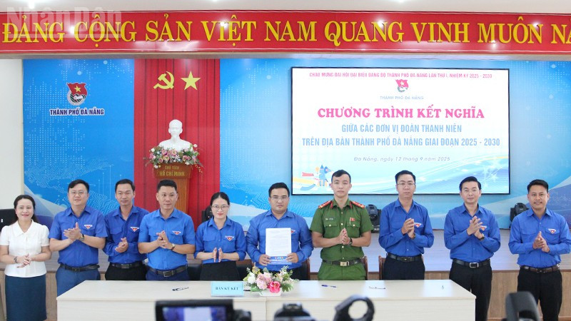 Các đơn vị Đoàn ký kết kết nghĩa.