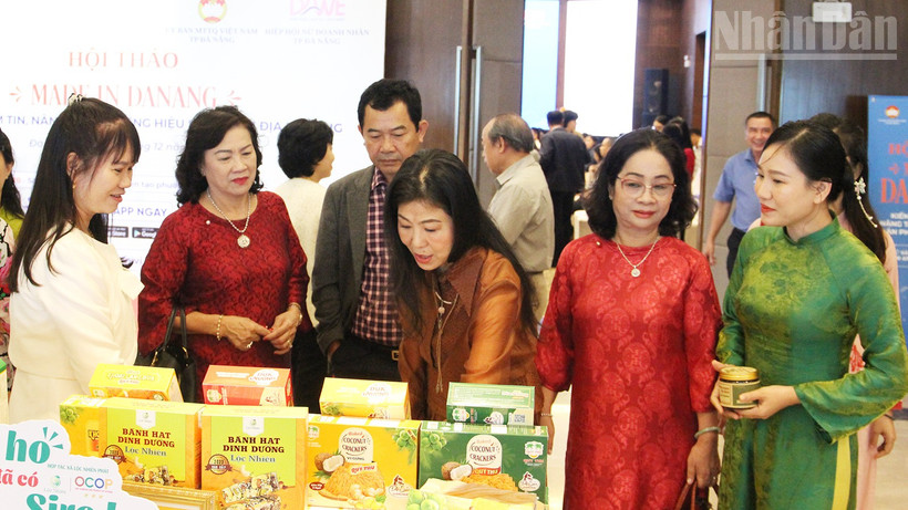 Đại biểu tham quan, tìm hiểu các sản phẩm đặc trưng của thành phố Đà Nẵng.