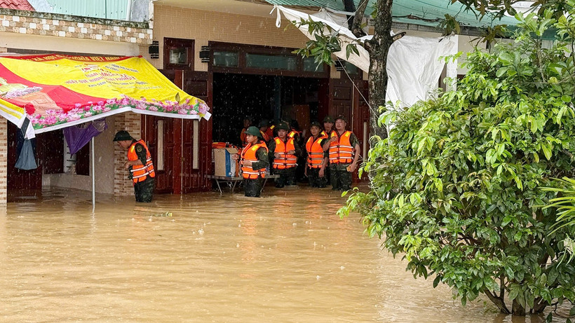 Lực lượng Quân khu kiểm tra thực tế tại thôn Tây An, xã Hoà Vang.