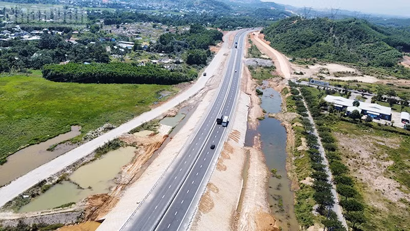 Cao tốc đoạn Hòa Liên-Túy Loan. (Ảnh: TÙNG LÂM)