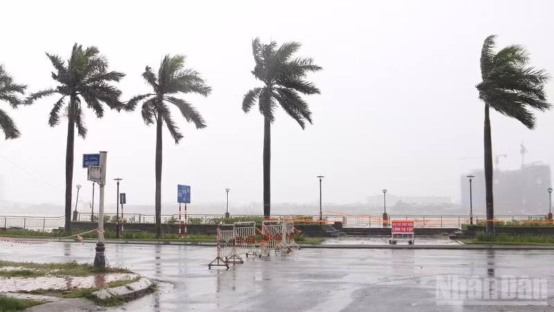 Lực lượng chức phong tỏa trên tuyến đường Như Nguyệt.