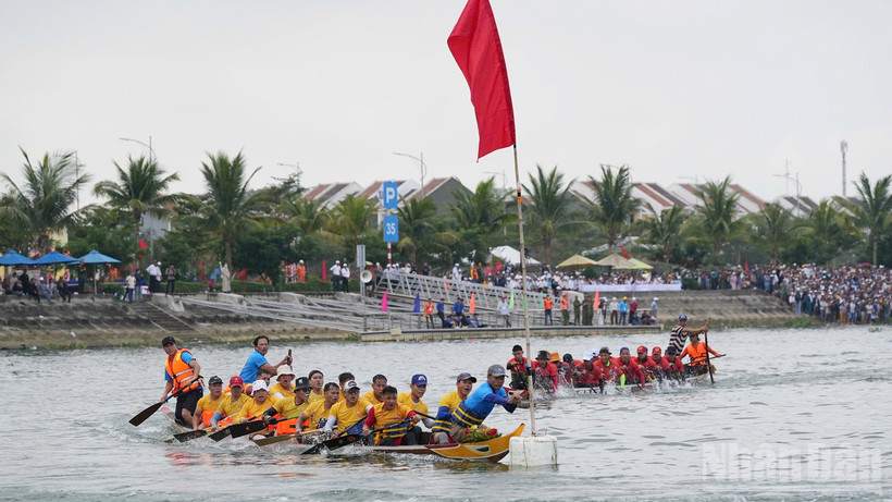 Sông Thu Bồn sôi động với giải đua thuyền đầu năm.