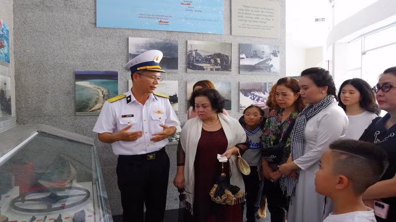 Đồng chí Thượng tá Phùng Văn Uẩn, Phó Bí thư Đảng ủy, Trung đoàn trưởng Trung đoàn 451 tuyên truyền lịch sử tại Khu trưng bày hiện vật, Khu tưởng niệm Chiến sĩ Gạc Ma. (Ảnh: CTV HQ) 