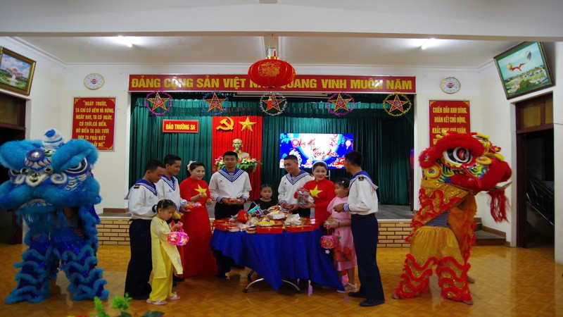 Phụ huynh và cán bộ chiến sĩ Trường Sa tổ chức sinh hoạt Trung thu cho các cháu thiếu nhi. (Ảnh: CTV HQ) 