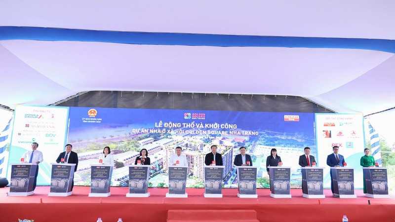 Thực hiện nghi thức động thổ và khởi công Dự án Nhà ở xã hội CT-01, Golden Square, Nha Trang. (Ảnh: MẠNH HÙNG) 