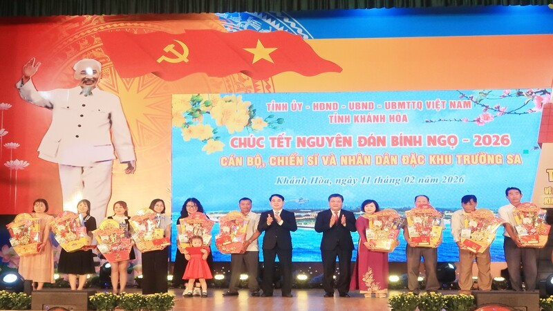 Lãnh đạo tỉnh Khánh Hòa tặng quà thân nhân cán bộ, chiến sĩ đang công tác tại Trường Sa. (Ảnh: PHONG NGUYÊN)