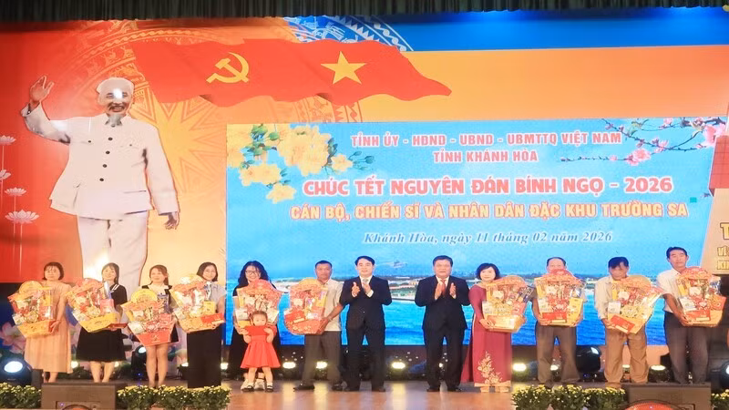 Lãnh đạo tỉnh Khánh Hòa tặng quà thân nhân cán bộ, chiến sĩ đang công tác tại Trường Sa. (Ảnh: PHONG NGUYÊN)