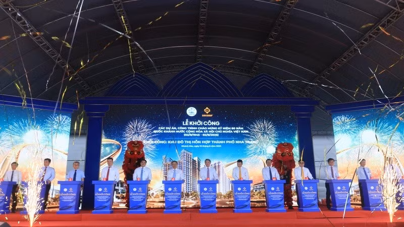 Thực hiện nghi thức khởi công dự án. (Ảnh: PHONG NGUYÊN) 