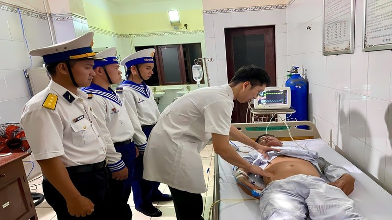 Quân y Bệnh xá đảo Trường Sa thăm khám sức khỏe bệnh nhân Nguyễn Văn Cha. (Ảnh: CTV HQ) 