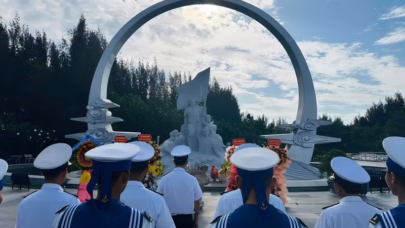 Cán bộ, chiến sĩ Lữ đoàn 146 tổ chức dâng hương ở Khu tưởng niệm Chiến sĩ Gạc Ma. (Ảnh: CTV HQ) 