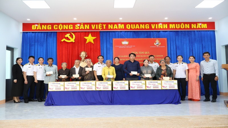 Tặng quà các gia đình có hoàn cảnh khó khăn. (Ảnh: CTV)