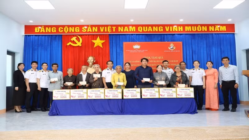 Tặng quà các gia đình có hoàn cảnh khó khăn. (Ảnh: CTV)