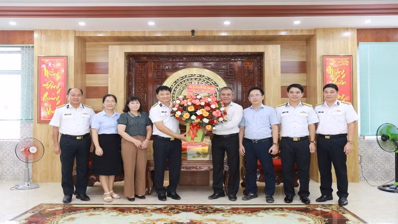 Thượng tá Bùi Xuân Bình, Bí thư Đảng ủy, Chính ủy Vùng 4 thăm, làm việc với Tỉnh ủy, ủy ban nhân dân tỉnh Khánh Hòa. (Ảnh: CTV HQ) 