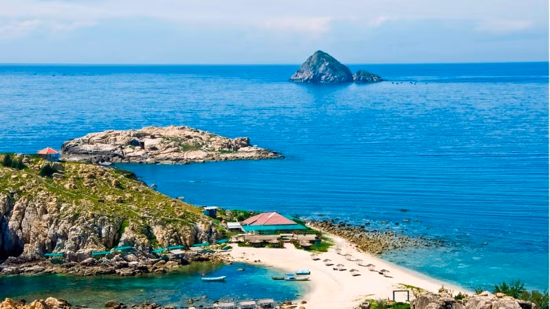 Đảo yến Hòn Nội và Hòn Ngoại do Công ty Yến sào Khánh Hòa quản lý, khai thác. (Ảnh: PHONG NGUYÊN) 