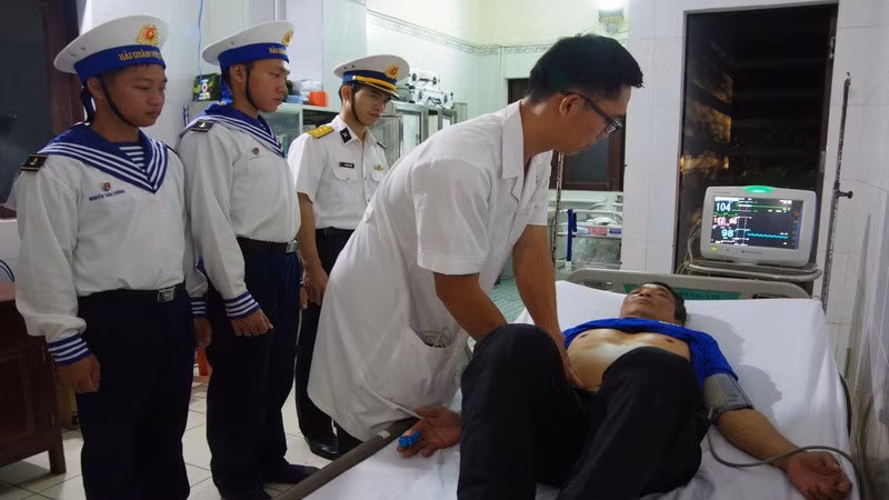 Quân y thăm khám bệnh nhân Huỳnh Đức. (Ảnh: CTV HQ) 