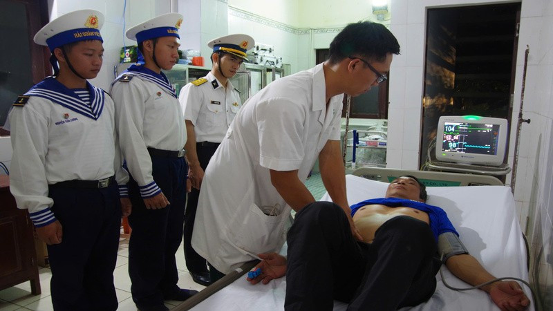 Quân y thăm khám bệnh nhân Huỳnh Đức. (Ảnh: CTV HQ) 