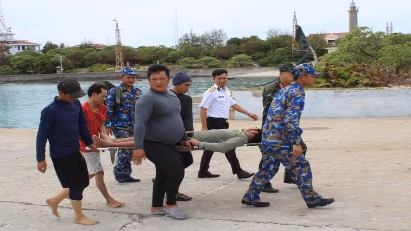 Chuyển ngư dân Trần Văn Đó vào Bệnh xá đảo Song Tử Tây. (Ảnh: CTV HQ) 