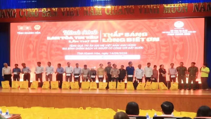 Hành trình lan tỏa tin yêu lần thứ 36 tặng quà gia đình chính sách, người có công với đất nước. (Ảnh: PHONG NGUYÊN) 