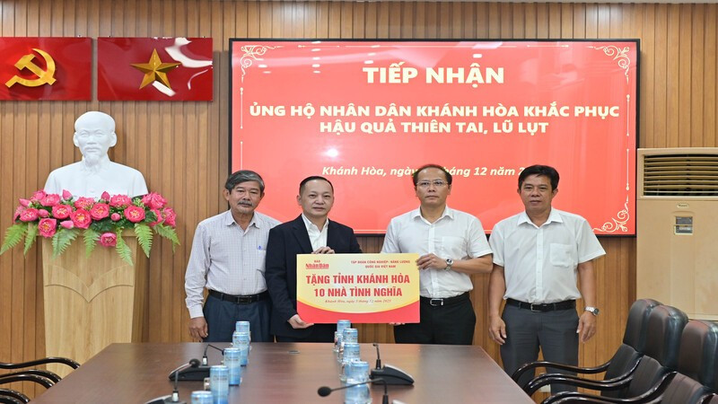 Đồng chí Nguyễn Khắc Hà (thứ hai từ phải sang) tiếp nhận hỗ trợ từ Báo Nhân Dân. (Ảnh: VĨNH THÀNH) 