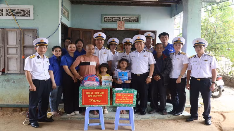 Đoàn công tác tặng quà cháu Tống Ngọc Phương Nghi nhân dịp năm học mới. (Ảnh: CTV HQ) 