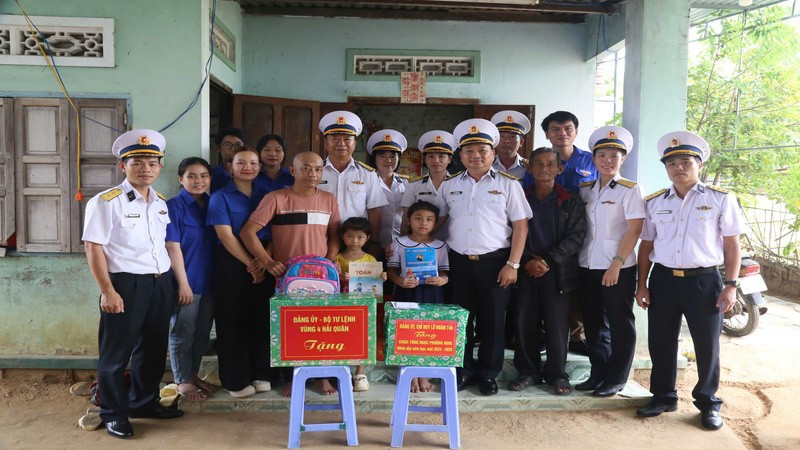 Đoàn công tác tặng quà cháu Tống Ngọc Phương Nghi nhân dịp năm học mới. (Ảnh: CTV HQ) 