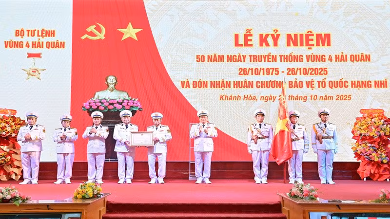 Thừa ủy quyền của Chủ tịch nước, Thượng tướng Phạm Hoài Nam trao Huân chương Bảo vệ Tổ quốc hạng Nhì tặng Vùng 4 Hải quân. (Ảnh: VĨNH THÀNH) 