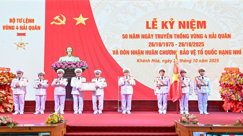 Thừa ủy quyền của Chủ tịch nước, Thượng tướng Phạm Hoài Nam trao Huân chương Bảo vệ Tổ quốc hạng Nhì tặng Vùng 4 Hải quân. (Ảnh: VĨNH THÀNH)