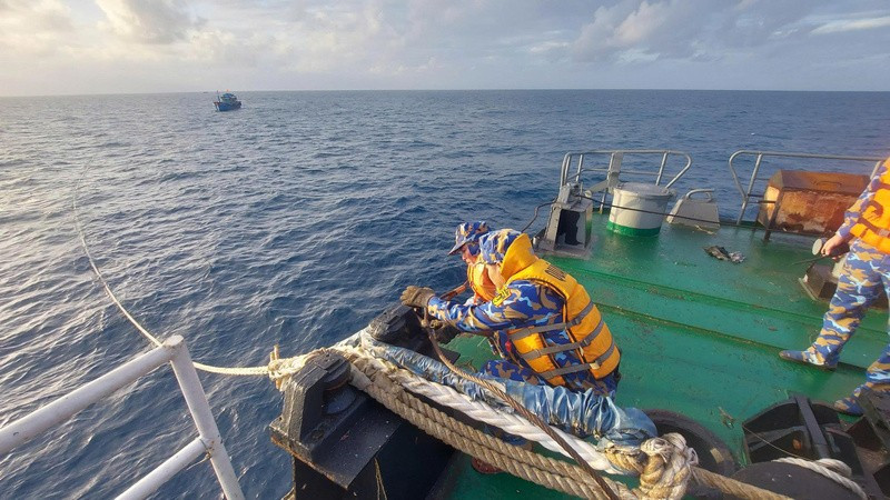 Cán bộ chiến sĩ tàu Trường Sa 10 tổ chức lai kéo tàu KH 92259TS. (Ảnh: CTV HQ)