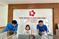 Đoàn viên thanh niên xã Vĩnh Tường hỗ trợ người dân sử dụng dịch vụ công trực tuyến.
