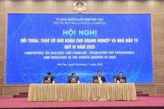 Các đồng chí lãnh đạo Ủy ban nhân dân tỉnh chủ trì buổi đối thoại.