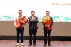 Chủ tịch Ủy ban nhân dân tỉnh Trần Duy Đông trao giấy chứng nhận đăng ký đầu tư cho 2 dự án điện tử, bán dẫn.