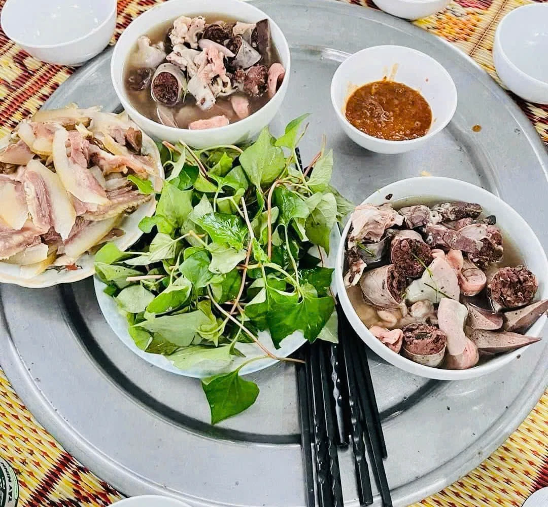 Lòng heo là món ăn được yêu thích rộng rãi trong ẩm thực Việt Nam. 