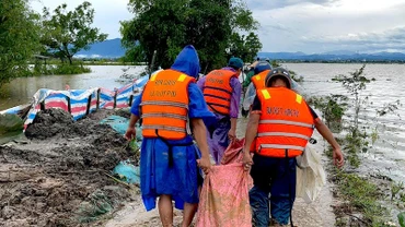 Lực lượng vũ trang tại thành phố Huế giúp dân ứng phó mưa lũ.