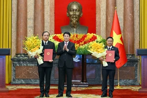 Chủ tịch nước Lương Cường trao quyết định bổ nhiệm Phó Chánh án Tòa án Nhân dân tối cao. (Ảnh THỦY NGUYÊN)