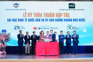 Lãnh đạo Đại học Kinh tế Quốc dân và Ủy ban Chứng khoán Nhà nước ký thỏa thuận hợp tác 